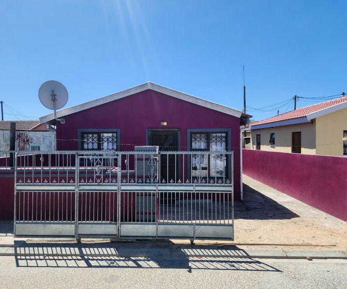 House for Sale in Good Hope: Two bedrooms, rental flatlets, secure yard.