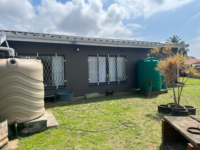 For Sale: Apartment in Mtwalume Central with flatlet, carports, and water backup.