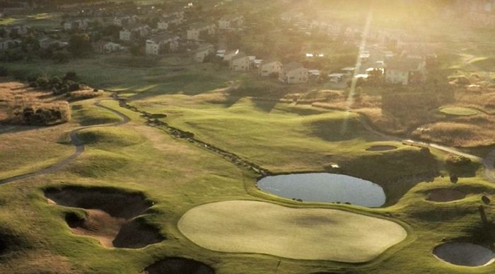 For Sale: 1-Bedroom Apartment in Jackal Creek Golf Estate with Gym, Pools, and Golf.