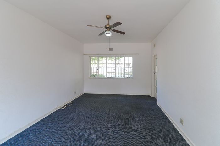 Spacious 2-bedroom apartment in Selection Park with enclosed balcony and secure complex. To Rent.