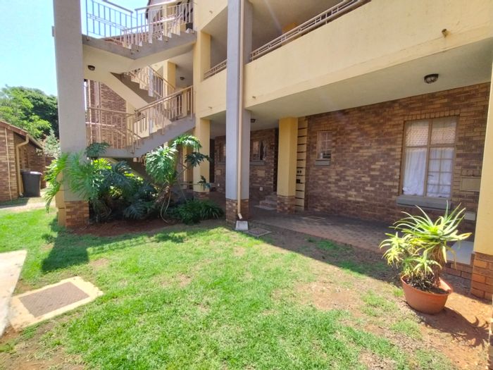 For Sale: Apartment in Die Hoewes with 24-hour security, pool, and garage.