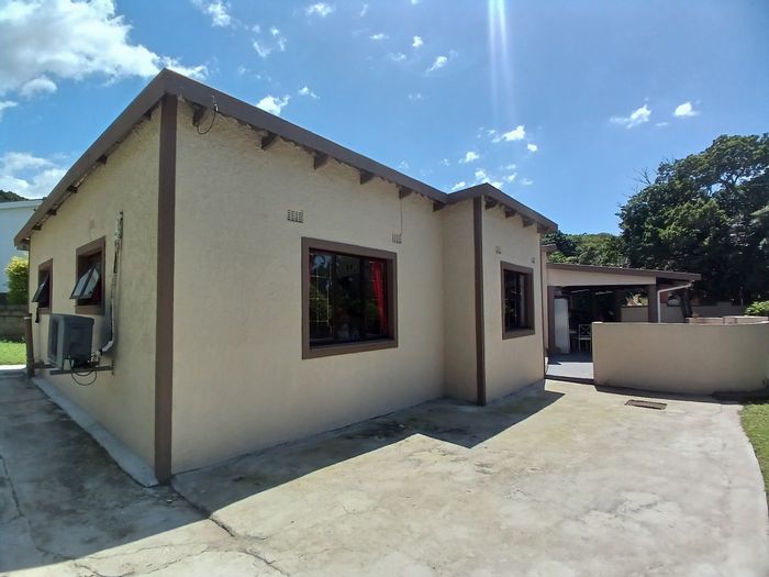 House for Sale in Sunwich Port: 3 bedrooms, beach access, secure parking.