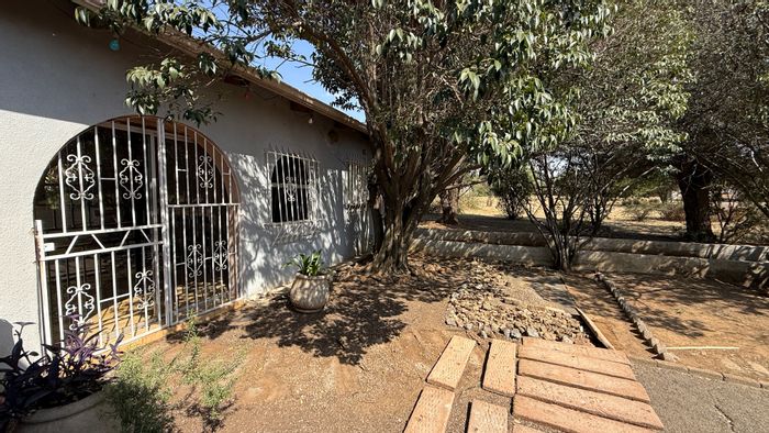 For Sale: House in Drumblade AH with pool, stables, and cottage on 2.7ha.
