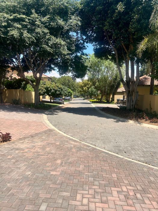 For Sale: Spacious 5-bedroom house in secure Craigavon estate with multiple amenities.