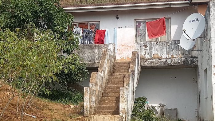 Roseville House For Sale: 2 beds, 1 bath, large 1561 m² lot.