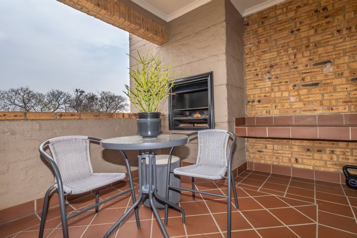 Carlswald Apartment For Sale: 3 beds, pool access, secure complex, private balcony.