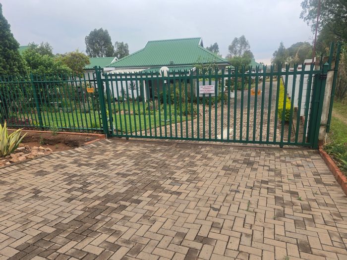 For Sale: Townhouse in Cullinan Central, 3 beds, secure estate, low levies.