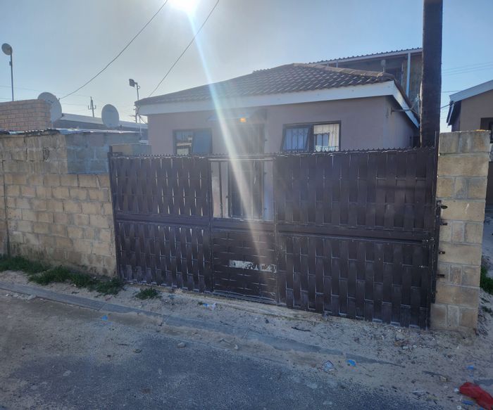 For Sale: House in Mfuleni with rental flatlets and secure fencing.