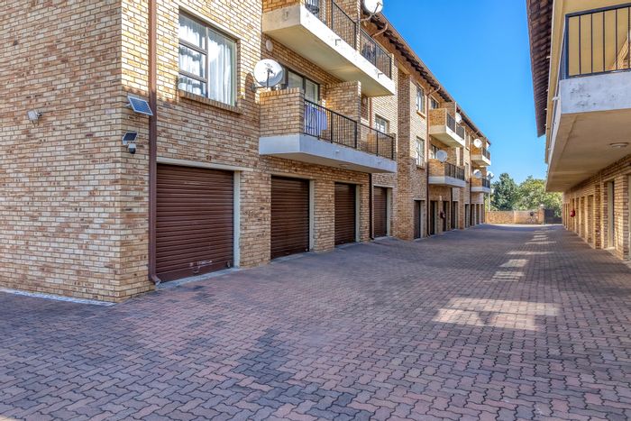 For Sale: 2-Bedroom Apartment in Florida Park with Garage and Private Veranda.