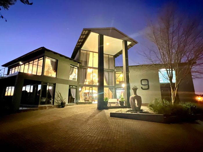 For Sale: House in Woodland Hills Wildlife Estate with 5 beds, pool, and amenities.