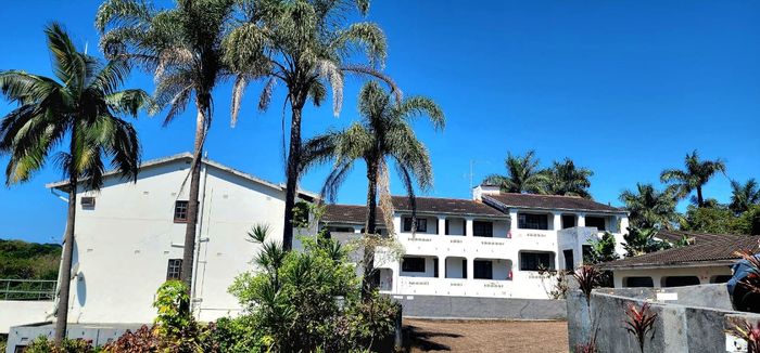 Umtentweni Apartment For Sale: 2 beds, patio, garage, secure complex, close to amenities.