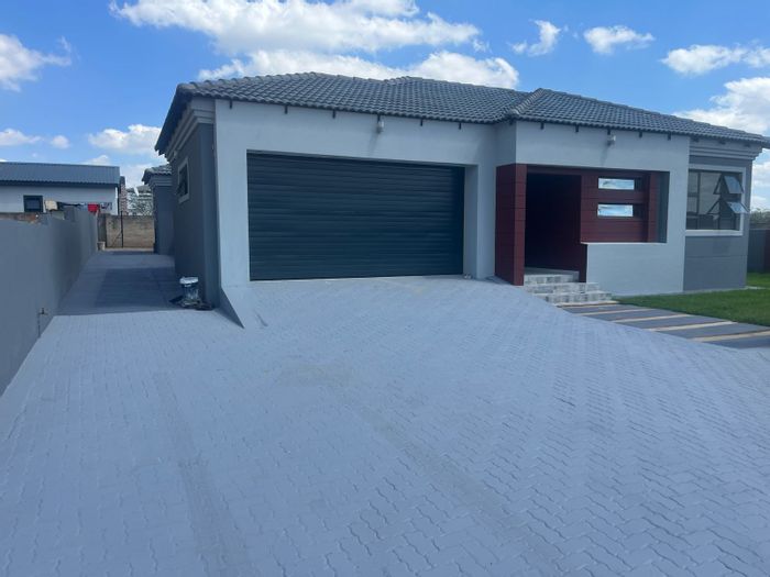 Rayton Central House For Sale: 3 beds, security estate, spacious patio, 2 garages.