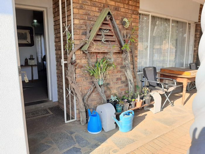 Riamar Park House For Sale: 3 beds, 2 baths, double garage, spacious yard.