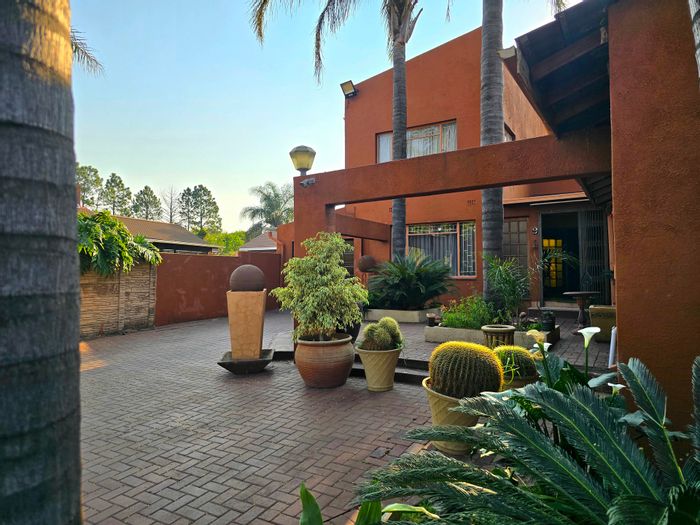 Die Heuwel Ext 4: Spacious 5-bedroom house with pool, flatlets, and ample parking. For Sale.