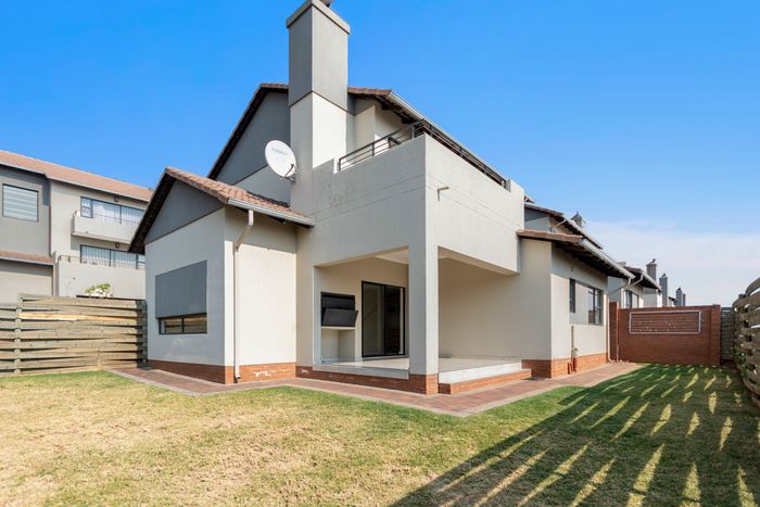 For Sale: Townhouse in Amorosa with 4 bedrooms, double garage, and 24/7 security.