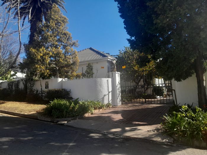 House To Rent in Observatory: 4 beds, pool, garden, study, solar backup.