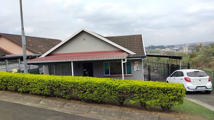 For Sale: House in Woodlands with 3 bedrooms, garden, and entertainment area.