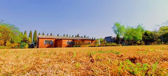 For Sale: Spacious house in Grootfontein Country Estates with multiple homes and cabins.