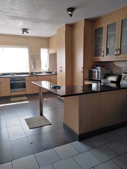 Amanzimtoti Apartment For Sale: Sea views, pool, secure complex, ideal investment.