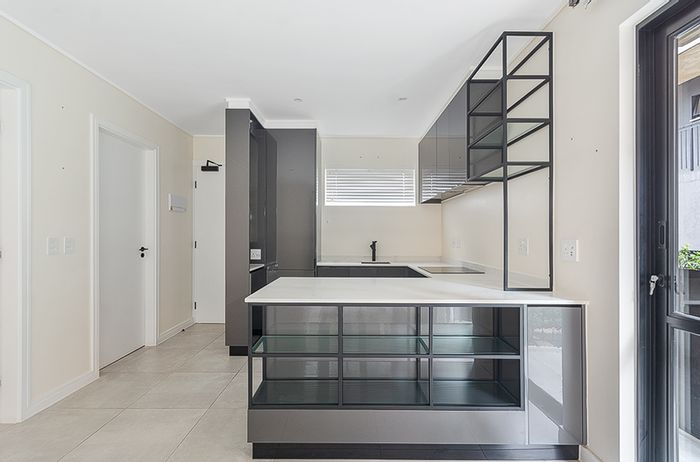 For Sale: Apartment in Hyde Park with gym, pool, café, and security.