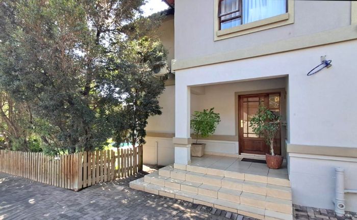 For Sale: 3-Bedroom House in Maroeladal with pool, staff room, and security.