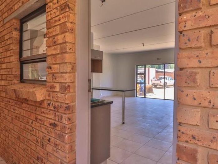 For Sale: 3-bedroom apartment in Ravenswood with covered parking and spacious layout.