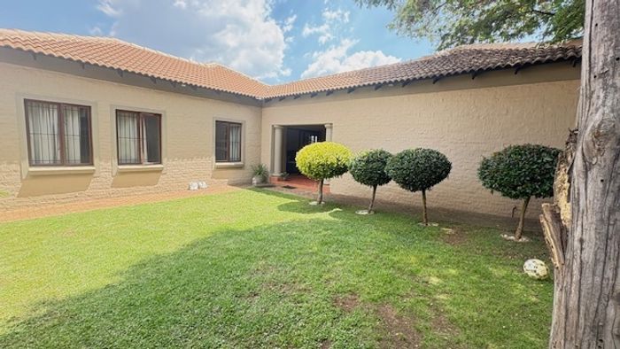 Kyalami Hills Cluster For Sale: 3 Bedrooms, private garden, secure estate living.