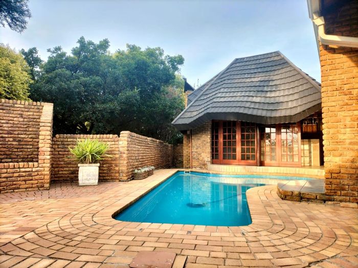 For Sale: House in Suidheuwel - 4 Beds, Pool, Flatlet, Solar Power.