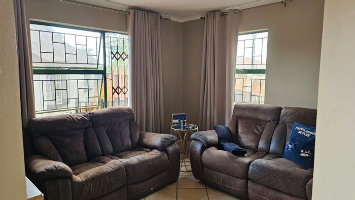 For Sale: Spacious 4-bedroom house with private cottage in Doornpoort.