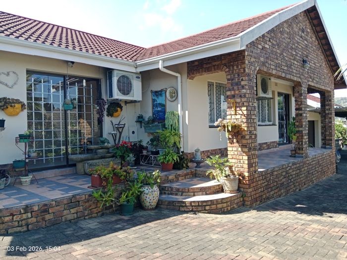 For Sale: House in Orient Heights with 3 beds, bachelor flat, ample parking.