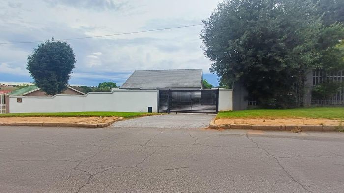 For Sale: House in Wentworth Park with spacious yard, cottage, and entertainment areas.