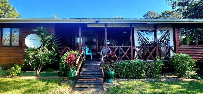 Hibberdene Central Townhouse For Sale: Secure estate, pool, close to beach amenities.