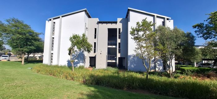 For Sale: 1-Bedroom Apartment in Jackal Creek Golf Estate with amenities and golf access.