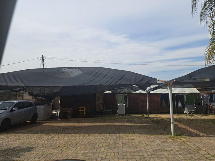 Income-generating house in Silverton with 8 apartments and home office for sale.