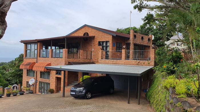 Spacious Trafalgar house with 6 bedrooms, flatlet, and large garden for sale.