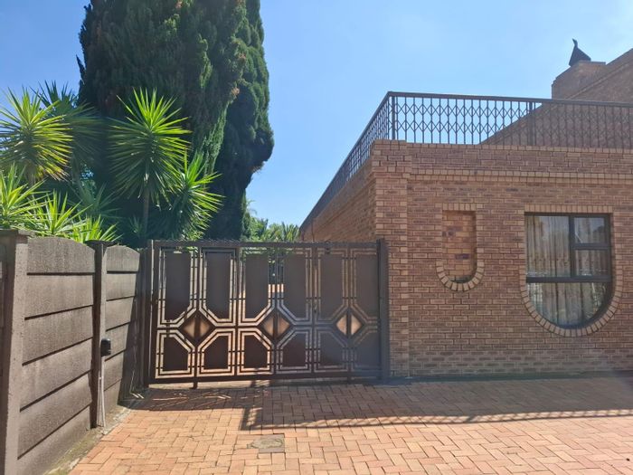 Spacious 3-bedroom house in Sharon Park with large yard and double garage. For Sale.