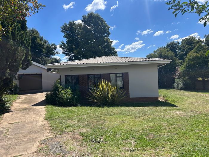 Spacious 4-bedroom house with flatlet, parking, and pet-friendly yard in Mpofana. For Sale.