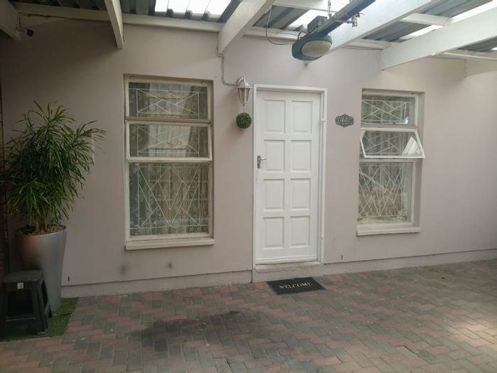 For Sale: House in Portlands with 2 bedrooms, pet-friendly, and fibre internet.