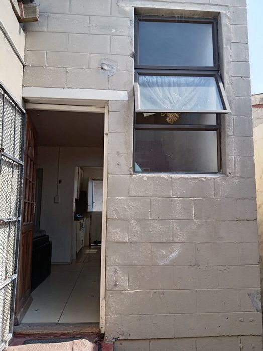 Eastridge House For Sale: 3 Bedrooms, Flatlet, Tandem Garage, Convenient Living.