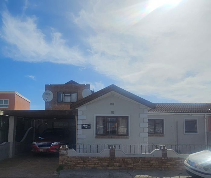 Westridge House For Sale: 4 Bedrooms, Garage, Spacious Living, Upgrade Potential.