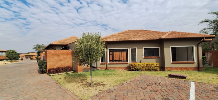 Glenvista House For Sale: 3 Bedrooms, Pool, Clubhouse, Pet-Friendly Complex.