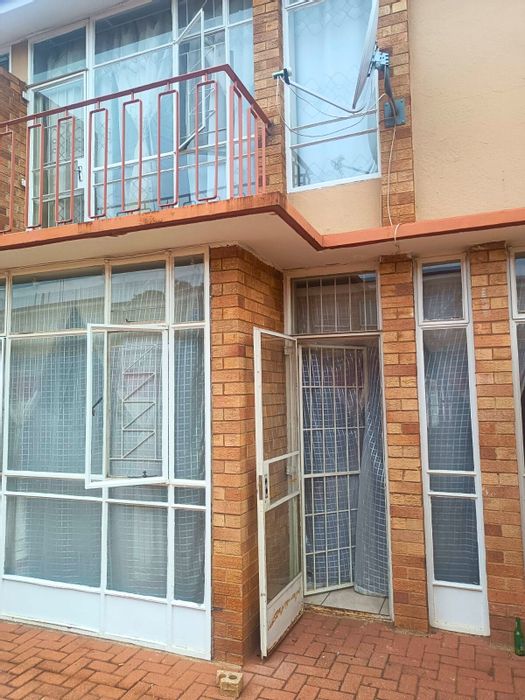 For Sale: 3-Bedroom Apartment in Krugersdorp North with 2 Bathrooms and Garage.