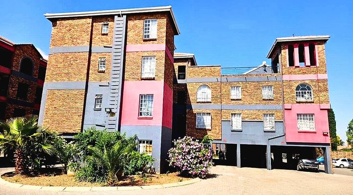 Ravenswood Apartment For Sale: 1 Bed, Garage, Efficient Living Space.