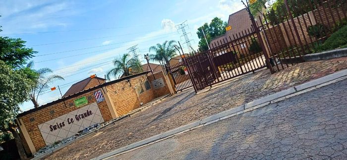 Amberfield Townhouse For Sale: 2 beds, 2 baths, double garage, pet-friendly.