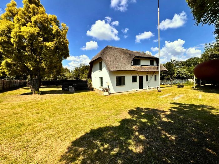 3-Bedroom House To Rent in Buccleuch with pool and double garage.