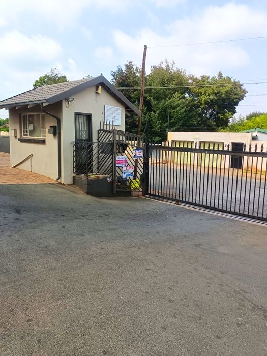 1-Bedroom Apartment To Rent in Monument with Garage and Communal Pool Access.