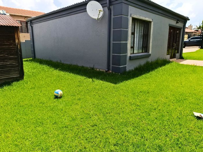 2-Bedroom Townhouse To Rent in Blue Hills AH with double garage and private outdoor area.