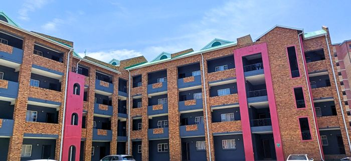 Ground-floor apartment for sale in Grand Central with private patio and garage.