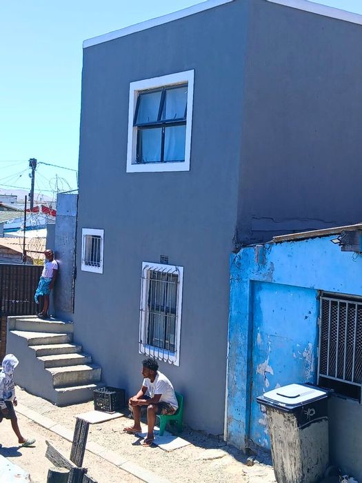 For Sale: Spacious 10-bedroom house in Dunoon with private living areas.