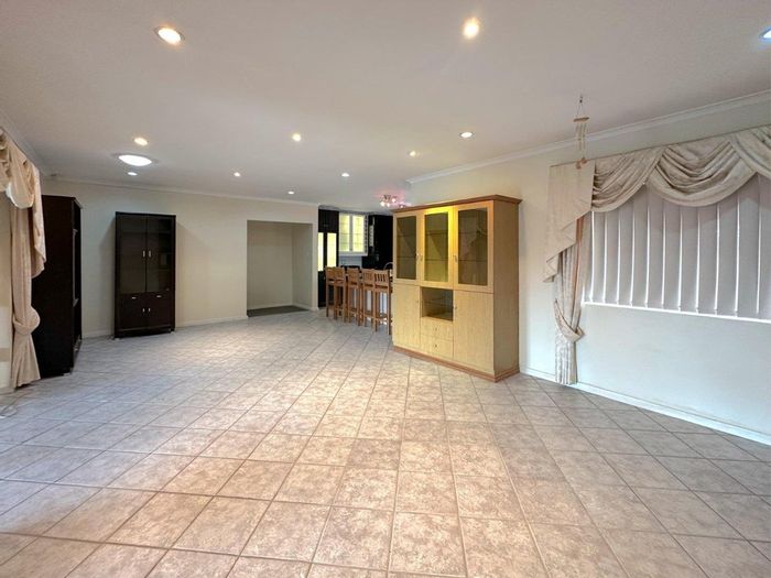 For Sale: Spacious Summerstrand House with 5 Bedrooms, Large Garage, and Flatlet Potential.